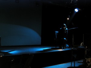 Moana auf einer dunklen Bühne, vom Spot angestrahlt